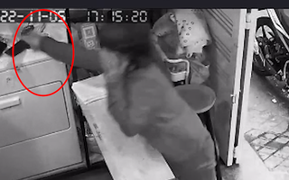 Video: Người phụ nữ nghi dàn cảnh trộm điện thoại tại các tiệm giặt ủi