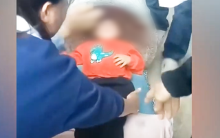 Video: Mê chơi, cậu bé 3 tuổi bị kẹt đầu vào cối đá