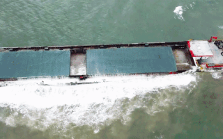 Video: Hiện trường tàu chở cát bị thủng buồng lái, 9 thuyền viên phát tín hiệu cầu cứu