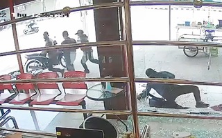 Video: Chủ tiệm vàng dùng súng bắn nhóm cướp khiến một người chết ở Thái Lan