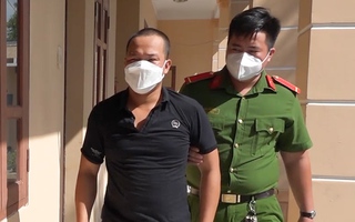 Video: Tưới xăng vào công an viên do bực tức vụ dẹp trường gà, nghi can bị bắt sau 2 năm lẩn trốn