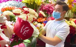 Video: Hoa hồng có chữ LOVE giá 200.000 đồng/cành 'cháy hàng' ngày 14-2