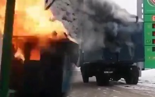 Video: Nổ xe chở gas, bốc cháy ngùn ngụt ngay trạm xăng