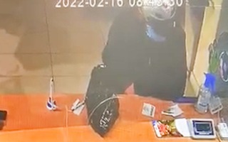 Video: Bắt nghi phạm mang súng nhựa đi cướp ngân hàng ở Tiền Giang tại một công ty may