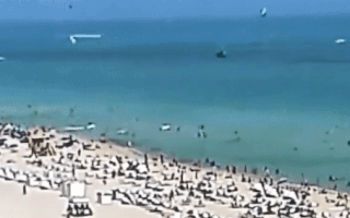 Video: Trực thăng rơi xuống bãi biển đông đúc làm 2 người bị thương ở bang Florida