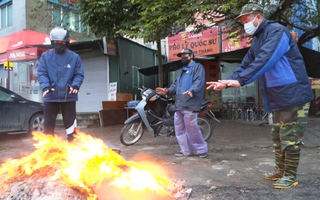 Video: Người dân Hà Nội đốt lửa sưởi ấm trong giá rét