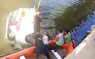 Video: Ôtô lao xuống sông, chú rể cùng 8 người thiệt mạng trên đường đến nơi tổ chức lễ cưới