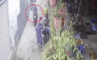 Video: Bám vào tận trong hẻm, nam thanh niên táo tợn giật điện thoại của phụ nữ