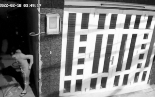 Video: Khoảnh khắc tên trộm 'câu' chìa khóa, mở cửa lấy 200 triệu đồng