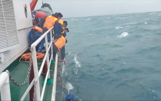 Video: Cứu 9 ngư dân bị chìm tàu, trôi trên vùng biển Lý Sơn