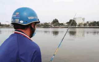Video: Độc đáo cách dùng chai nhựa câu cá đối, mỗi giờ dính cả chục ký 'như chơi'