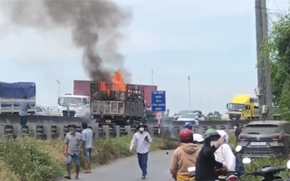 Video: Xe tải chở phế liệu cháy ngùn ngụt trên cao tốc Trung Lương-TP.HCM