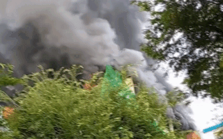 Video: Khói lửa bao trùm công trình trên đường Nguyễn Trung Trực, quận 1