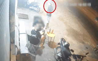Video: Hai cô gái để điện thoại và ví tiền trên bàn lúc ăn uống bị thanh niên 'canh me' ẵm gọn