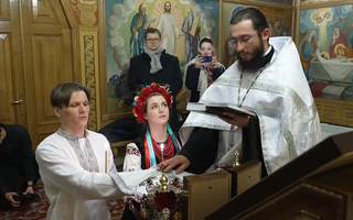 Video: Hôn lễ trong tiếng còi báo động và cuộc sống của người dân Ukraine giữa vùng chiến sự
