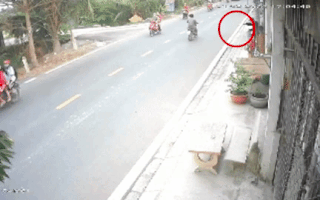 Video: Người dân rượt đuổi 7km, bắt 2 nghi phạm trộm xe máy ở Bình Chánh