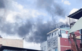 Video: Cháy khách sạn cao tầng ở quận 1, cảnh sát dùng xe thang cứu 3 người