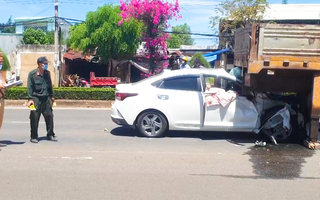 Video: Ô tô 5 chỗ biến dạng sau cú tông vào đuôi xe tải, 2 người bị thương nặng