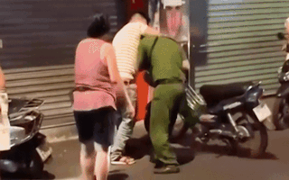 Video: Kẹp cổ, hành hung công an ở phố đi bộ Bùi Viện, TP.HCM