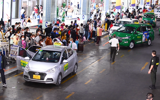 Video: Dòng người xếp hàng dài chờ taxi tại sân bay Tân Sơn Nhất