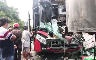 Video: Xe khách tông đuôi xe đầu kéo, tài xế tử vong trong cabin, 10 người bị thương