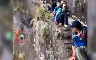 Video: 'Thót tim' cảnh du khách trượt chân rơi từ vách đá