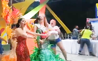 Video: Mẹ á hậu lao lên sân khấu giật vương miện của hoa hậu ném xuống sàn