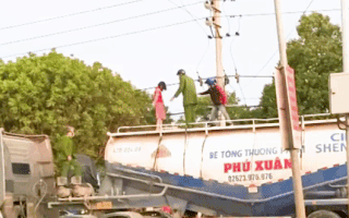 Video: Giải cứu cô gái lao ra đường chặn xe đầu kéo, 'cố thủ' trên bồn chở xi măng