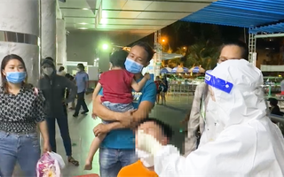 Video: Nửa đêm đưa trẻ đi khám COVID-19, phụ huynh lo lắng, nhân viên y tế làm không xuể