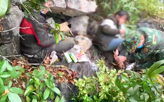 Video: Hai công dân băng rừng nhập cảnh trái phép vào Việt Nam bị kiệt sức, không thể xuống núi