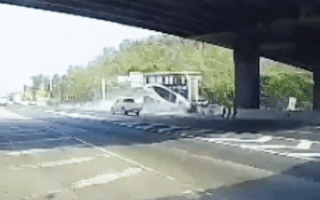 Video: Tài xế ngủ gật để xe buýt tông vào trụ cầu, 8 người thiệt mạng