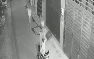 Video: Bị kẻ gian trộm thang sắt, sáng dậy chủ nhà 'không biết dắt xe xuống bằng cách nào'