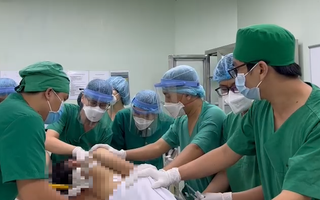 Video: Phẫu thuật rút dao ở cột sống nam thanh niên 'bị bạn nhậu đâm sau lưng'