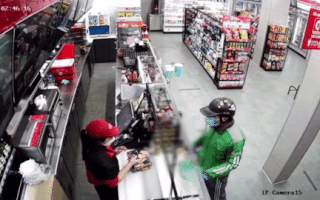 Video: Bắt người dí dao uy hiếp cướp tiền ở cửa hàng tiện lợi Circle K