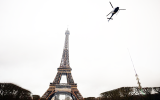 Video: Lắp ăngten radio, tháp Eiffel tăng thêm 6m