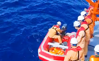 Video: Cứu nạn thuyền viên tàu Quảng Nam bị gãy cổ khi đang làm việc trên biển