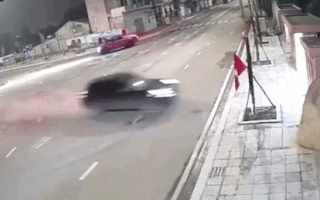 Video: Khoảnh khắc xe Porsche đâm vào cổng nhà dân ở Quảng Ninh
