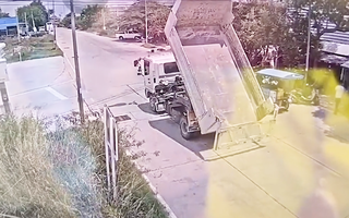 Video: Chạy xe tải quên hạ thùng, nữ tài xế kéo sập 5 trụ điện