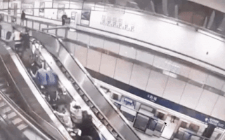 Video: Thang máy chạy lùi, hàng chục người ngã chồng lên nhau