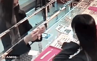 Video: Cảnh sát bắt người đội tóc giả vờ hỏi mua, ôm 3 lắc vàng giá trị hàng trăm triệu đồng bỏ chạy
