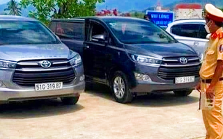 Video: Hai ô tô cùng biển số đậu cạnh nhau ở Bình Thuận, xác minh xe nào mang biển số giả?