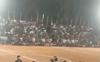 Video: Khán đài bằng tre đổ sập, 200 người đi xem đá bóng bị thương