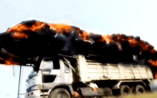 Video: Xe chở cỏ bốc cháy ngùn ngụt lao đi trên đường do tài xế không hay biết