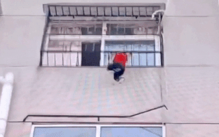 Video: Nghẹt thở cứu cháu bé bị mắc kẹt, treo lơ lửng trên cửa sổ tầng 5