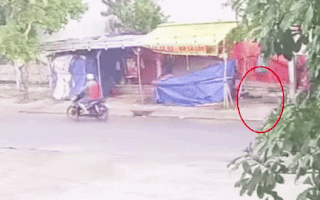 Video: Hai tên cướp giật tài sản bị chống trả, vứt xe máy chạy thoát thân