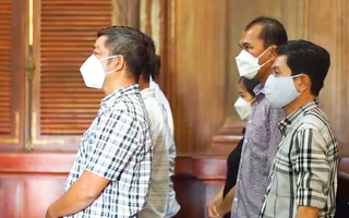 Video: Phiên tòa xử cựu đội phó Đội cảnh sát hình sự ‘bảo kê’ đánh bạc phải hoãn do 1 bị cáo mắc COVID