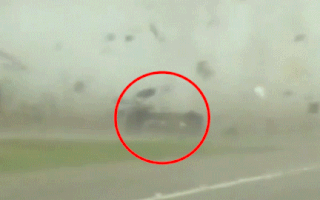 Video: Khoảnh khắc lốc xoáy cuốn bay ô tô 'như chiếc lá'