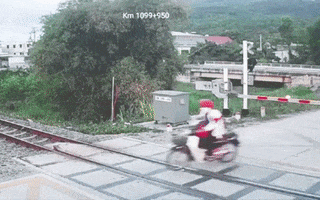 Video: Cố vượt qua gác chắn đường sắt, một người bị tàu cán tử vong ở Bình Định