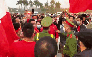 Video: Khán giả đốt pháo sáng ngoài sân Mỹ Đình, trước trận Việt Nam - Oman