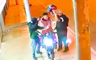 Video: Vô tình bắn chết đồng bọn khi đang giằng co cướp xe máy